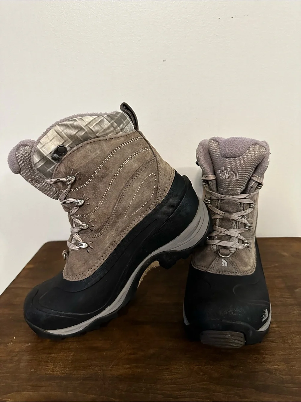 The North Face Women’s Plaid Chilkat PrimaLoft Waterproof Snow Boots Size 9